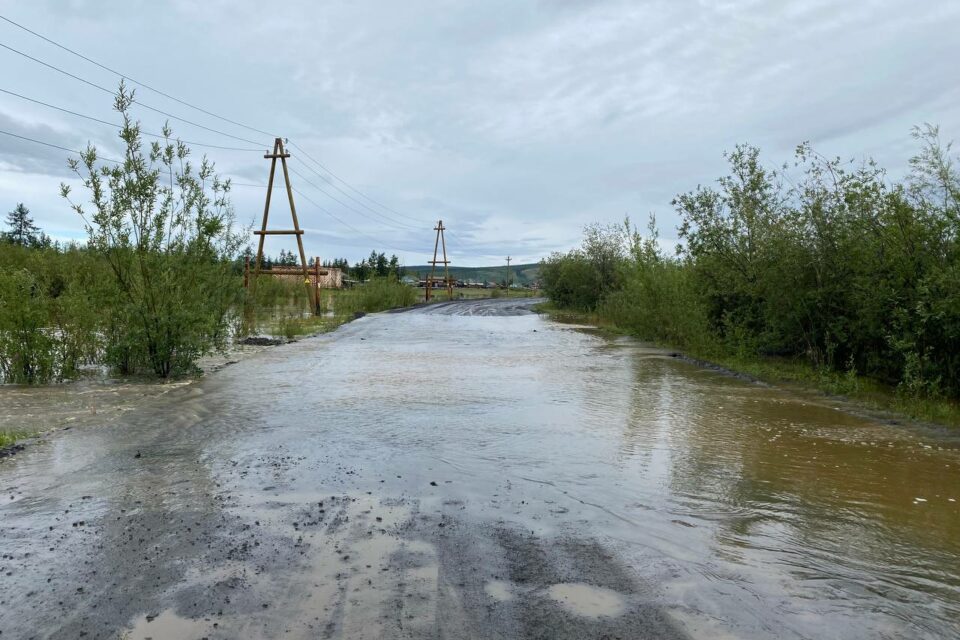 Из-за подъема уровня воды перекрыли дороги в Верхоянском и Усть-Янском районах Якутии