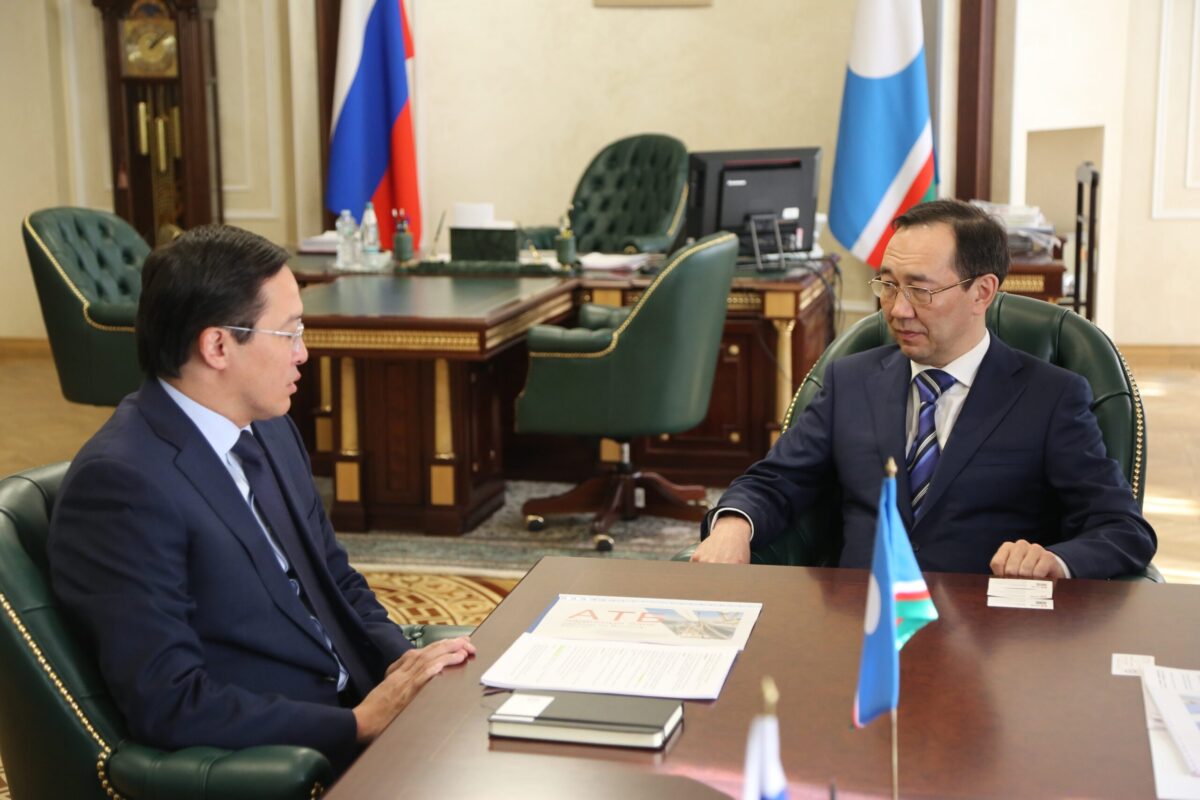 Глава Якутии встретился с послом КНР в России Чжан Ханьхуэем
