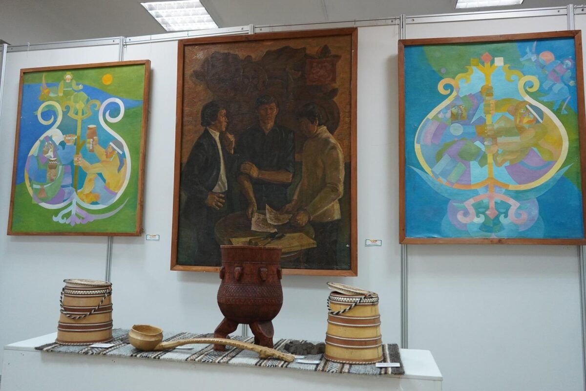 В Якутске открыли выставку Александра Гоголева — Сатал «Күн аптаах ситимэ»